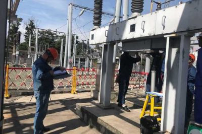 雍城變電運(yùn)維班對(duì)110千伏石頭坡變進(jìn)行石雍開(kāi)關(guān)機(jī)構(gòu)更換