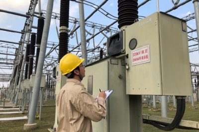 開展變電站安全巡視，確保設(shè)備安全運行