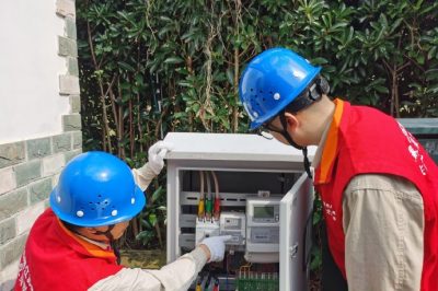 開展供電設(shè)備巡視??力?！半p節(jié)”用電安全