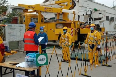 在起鳳鎮(zhèn)10千伏企業(yè)Ⅰ線支線5號(hào)桿進(jìn)行帶電拆除電纜斷引線