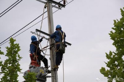 10千伏合埠線67號桿處為轄區(qū)線路安裝智能化用戶分界開關(guān)