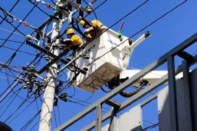 對(duì)10千伏0109李廟線28號(hào)桿進(jìn)行帶電接魏灣17號(hào)配變上引線操作