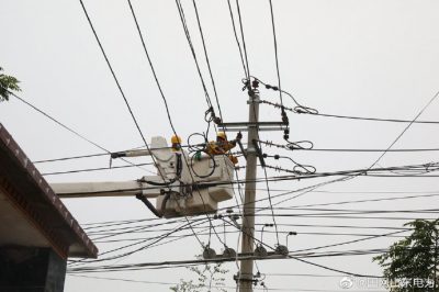 劉莊王樓支線(xiàn)6號(hào)桿進(jìn)行帶電接引工作