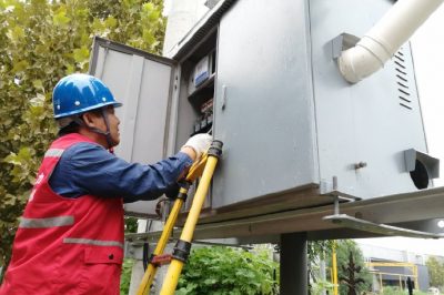 對張莊村電表接線、表計安裝、關(guān)口表線路、低壓側(cè)開關(guān)等進行檢查