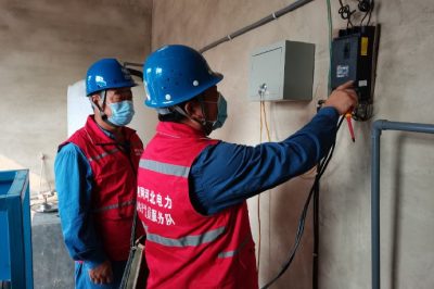 國網(wǎng)南皮縣供電公司電力員工走進企業(yè)進行安全用電檢查