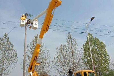 在10千伏五岔口支線2號(hào)桿，帶電更換設(shè)備線夾