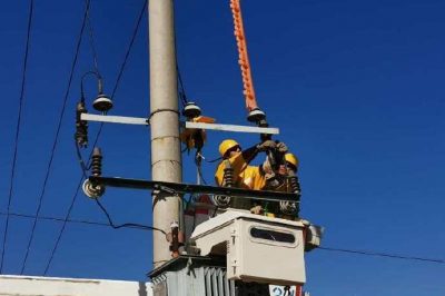 開(kāi)展帶電消缺工作，更換跌落式熔斷器