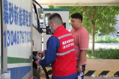 為客戶介紹電動(dòng)車充電樁的使用步驟、普及用電知識(shí)