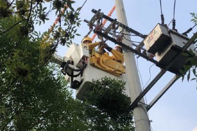 對(duì)10千伏獻(xiàn)生595線帶電更換引流線