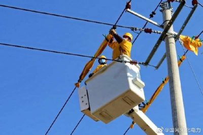 在饒圣線、里張線2條10千伏線路，完成4組老舊絕緣子更換工作