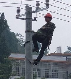 在10千伏法高線新澤#2變臺區(qū)進(jìn)行負(fù)荷調(diào)整及隱患整改工作