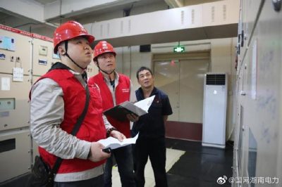 上門為當?shù)刂行∑髽I(yè)開展用電安全檢查