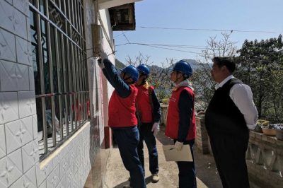 走村入戶對負(fù)荷較大的臺區(qū)線路進(jìn)行巡視