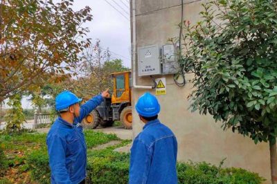 現(xiàn)場(chǎng)為用戶(hù)辦理光伏發(fā)電接入手續(xù)