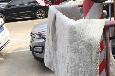 變壓器圍欄曬被？小心觸電！