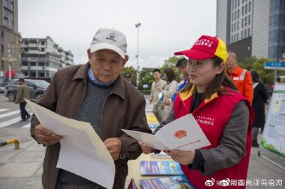 過(guò)往的行人發(fā)放安全用電宣傳單