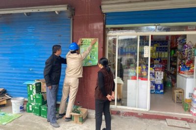 白馬供電所組織人員走街入戶張貼宣傳畫和發(fā)放活動手冊