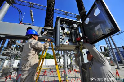 在110千伏新民變開展站內(nèi)檢修工作