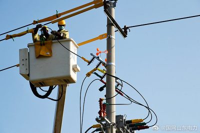 對(duì)10千伏城工Ⅱ線62號(hào)桿處開(kāi)關(guān)進(jìn)行帶電接火作業(yè)