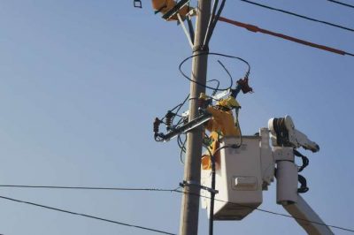 在10千伏豐收甲線63號(hào)桿開(kāi)展帶電業(yè)擴(kuò)接火，