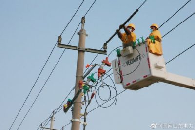 開展10千伏王珂II線小章支線帶負荷加裝柱上開關(guān)作業(yè)
