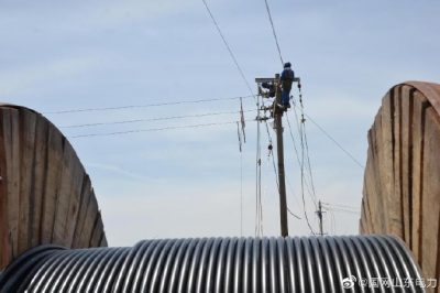 施工人員對(duì)侯家鎮(zhèn)南廒村進(jìn)行農(nóng)網(wǎng)升級(jí)改造