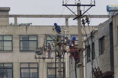 對(duì)宋莊村進(jìn)行農(nóng)網(wǎng)改造，更換老舊絕緣導(dǎo)線2800米