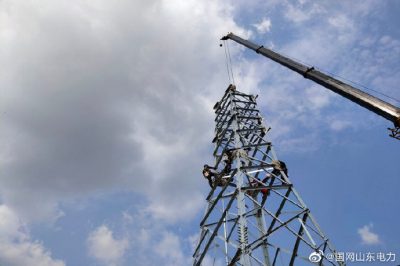 開展上林110千伏線路工程A2號(hào)、A6號(hào)、B7號(hào)鐵塔組立