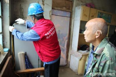 到高邑縣西堤村困難戶家中，幫助老人解決用電難題