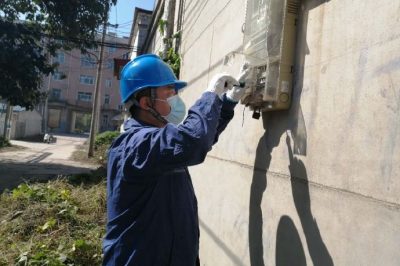 張貼安全用電宣傳展板，確保用戶用電無隱患