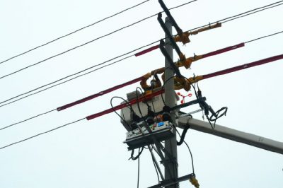 在10千伏園辛線5723東花園開(kāi)展帶電接引線工作