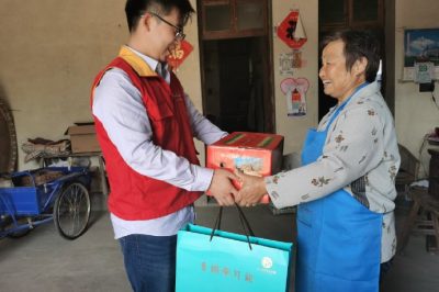 開展走訪慰問轄區(qū)困難戶和孤寡老人活動(dòng)