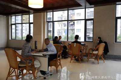 國網(wǎng)重慶綦南供電公司為公司職工開展健康咨詢活動。 ????