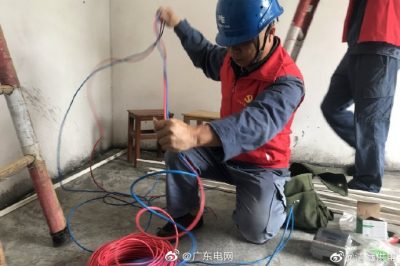 免費(fèi)為貧困戶裝電表、鋪設(shè)安全的室內(nèi)電線