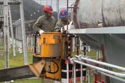 500千伏恩施變電站組織進(jìn)行凍雨寒潮天氣檢修工作