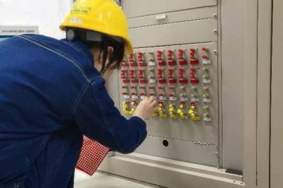變電運(yùn)維人員在330千伏洋縣變開展二次標(biāo)示及壓板核對工作
