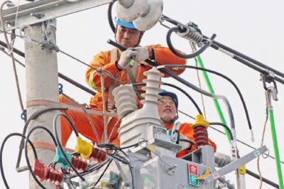 在溱東鎮(zhèn)周黃村改造10千伏溱湖線(xiàn)