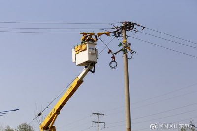在10千伏解家線高速支線進行帶電加裝開關工作