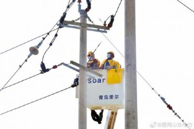 10千伏寧上線8號桿處進(jìn)行帶電接引線工作