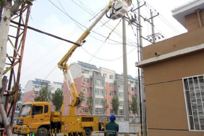 在10千伏精誠線三義和支線16號桿發(fā)熱的設(shè)備線夾進(jìn)行消缺