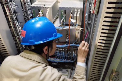 在110千伏湯埂變進行1號主變保護定校工作