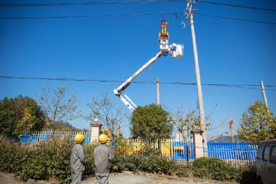成功完成對10千伏遁山線11號桿帶電接跌落式熔斷器上引線工作