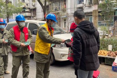 為社區(qū)孤寡老人普及用電安全知識、檢查用電安全