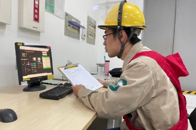 在110千伏強(qiáng)勝變進(jìn)行221美特線停役操作