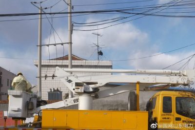 在10千伏徐福二線(xiàn)供電所支線(xiàn)6號(hào)桿處為西村網(wǎng)改臺(tái)架帶電接火