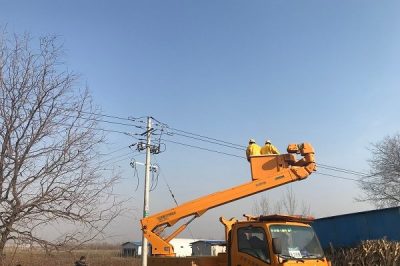 到青城鎮(zhèn)進(jìn)行絕緣帶電消缺作業(yè)