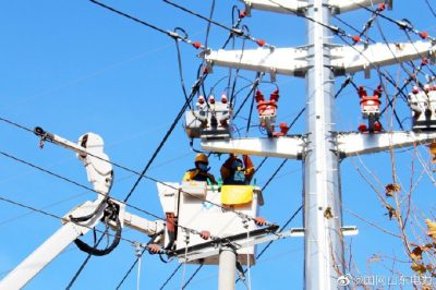 對(duì)10千伏農(nóng)場(chǎng)線10號(hào)桿真空開關(guān)設(shè)備線夾進(jìn)行帶電消缺