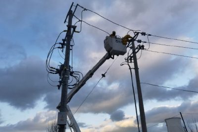 帶電斷接引流線 推進(jìn)政府工程建設(shè)