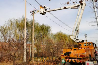 對(duì)10千伏魏東一線廚房設(shè)備加工廠新上200千伏安變壓器實(shí)施帶電接火