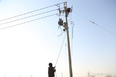 隊(duì)10千伏青倉(cāng)線部分老舊線路設(shè)施進(jìn)行改造施工